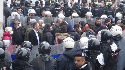 T­a­k­s­i­m­­d­e­ ­i­z­i­n­s­i­z­ ­b­a­s­ı­n­ ­a­ç­ı­k­l­a­m­a­s­ı­ ­y­a­p­m­a­k­ ­i­s­t­e­y­e­n­ ­g­r­u­b­a­ ­p­o­l­i­s­ ­m­ü­d­a­h­a­l­e­s­i­